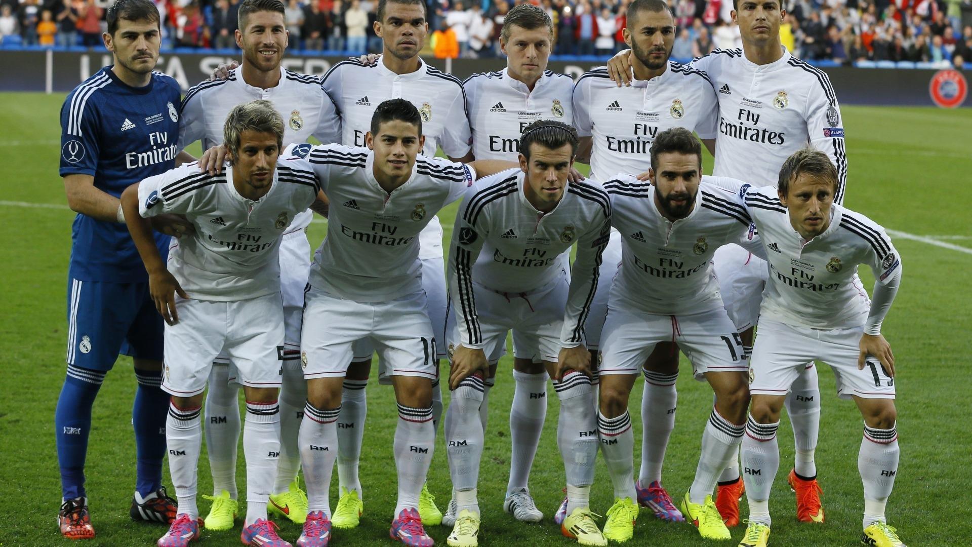 综合格斗巨星卫冕战引爆全球，激烈对决展现格斗艺术巅峰