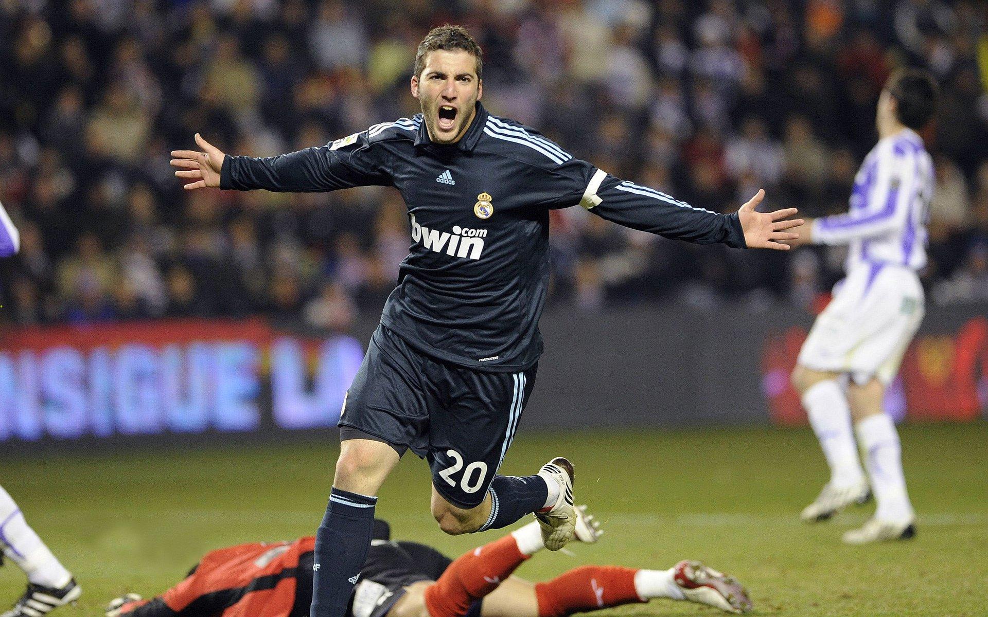 欧冠决赛巅峰对决，皇马3-1力克利物浦，第15次捧起大耳朵杯