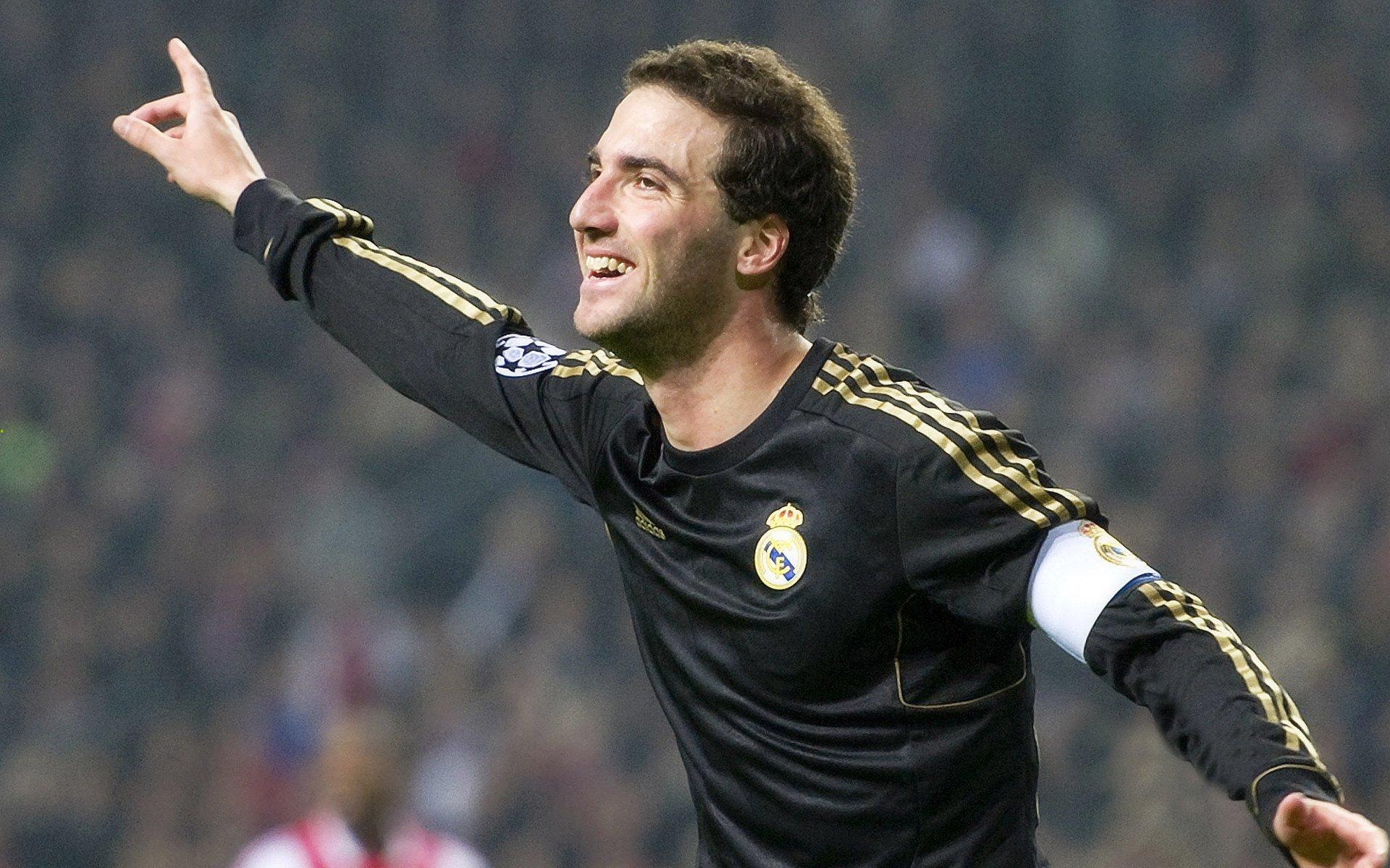 VAR介入引发裁判争议，关键判罚改写比赛结局